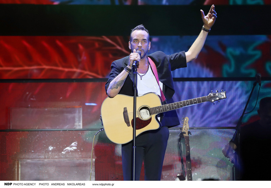 Φωτογραφίες: Η σύζυγος του Πάνου Μουζουράκη, Μαριλού Κοζάρη, βρέθηκε στη συναυλία του