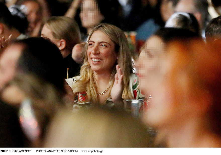 Φωτογραφίες: Η σύζυγος του Πάνου Μουζουράκη, Μαριλού Κοζάρη, βρέθηκε στη συναυλία του