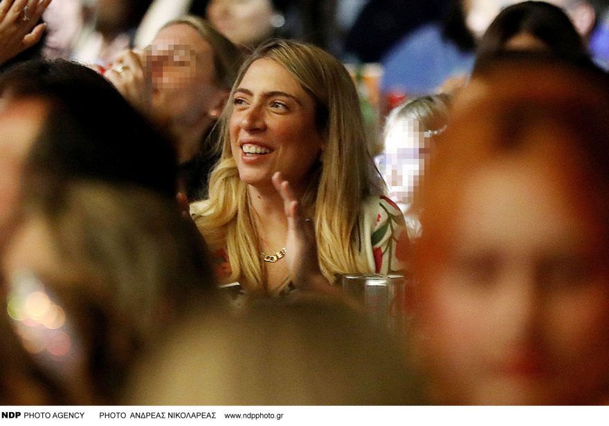 Φωτογραφίες: Η σύζυγος του Πάνου Μουζουράκη, Μαριλού Κοζάρη, βρέθηκε στη συναυλία του