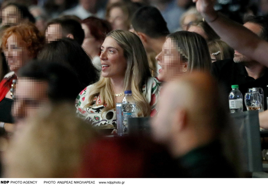 Φωτογραφίες: Η σύζυγος του Πάνου Μουζουράκη, Μαριλού Κοζάρη, βρέθηκε στη συναυλία του