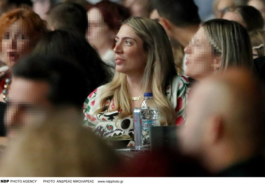 Φωτογραφίες: Η σύζυγος του Πάνου Μουζουράκη, Μαριλού Κοζάρη, βρέθηκε στη συναυλία του