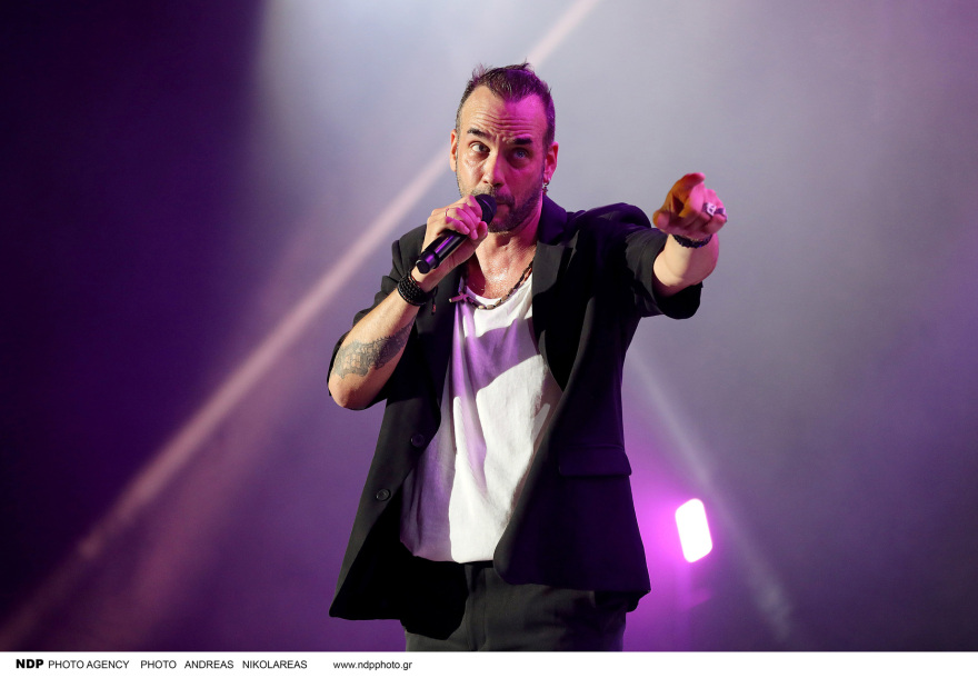 Φωτογραφίες: Η σύζυγος του Πάνου Μουζουράκη, Μαριλού Κοζάρη, βρέθηκε στη συναυλία του