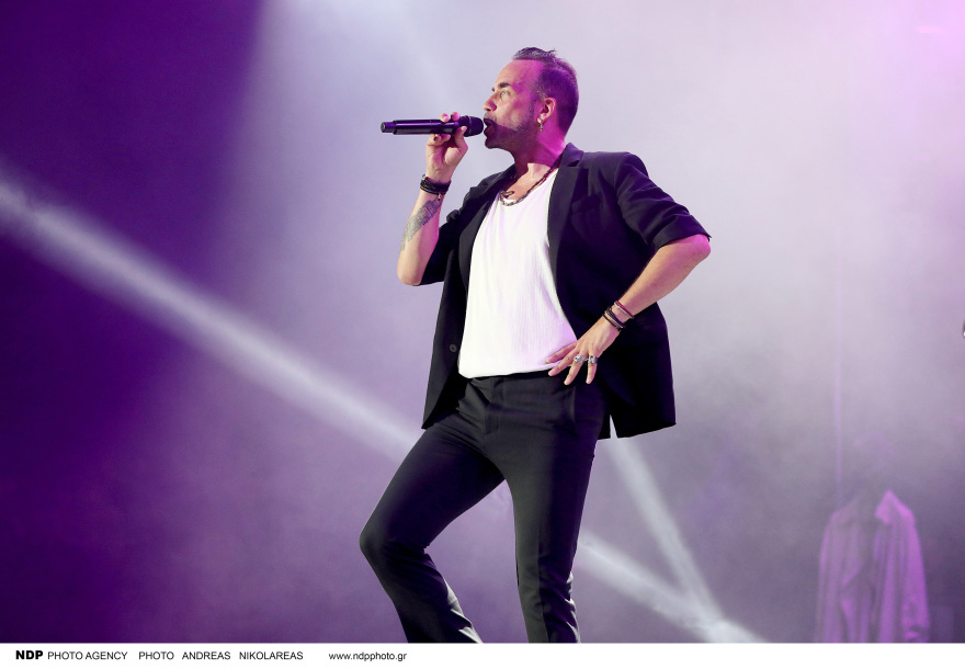 Φωτογραφίες: Η σύζυγος του Πάνου Μουζουράκη, Μαριλού Κοζάρη, βρέθηκε στη συναυλία του