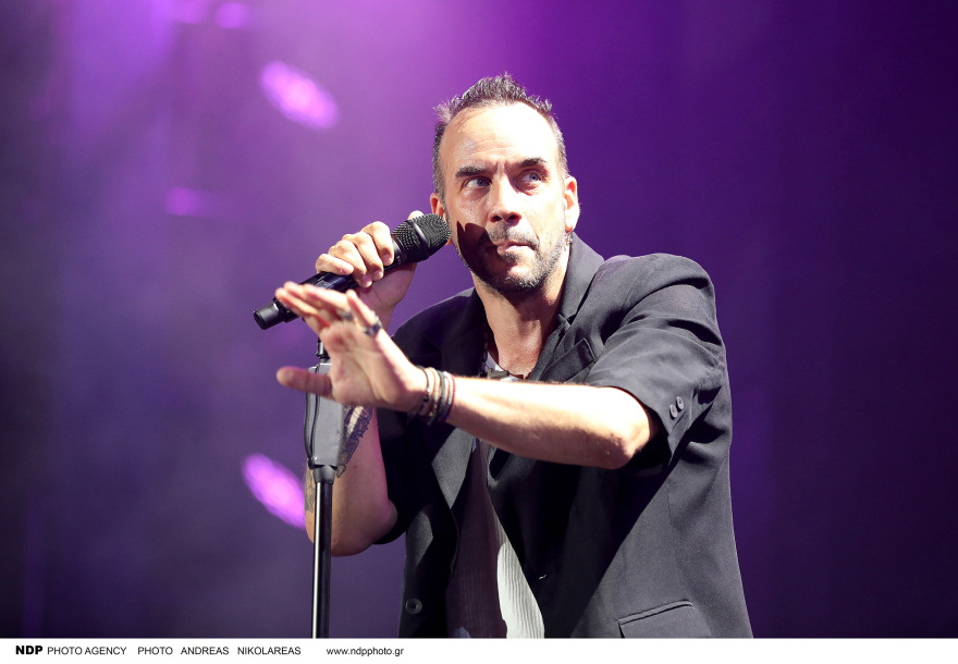 Φωτογραφίες: Η σύζυγος του Πάνου Μουζουράκη, Μαριλού Κοζάρη, βρέθηκε στη συναυλία του