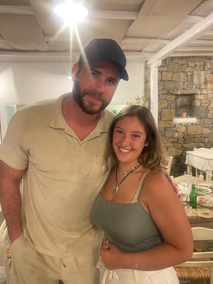 Ματ Ντέιμον: Οι βόλτες του στη Μύκονο - Από το ψητοπωλείο με τον Λίαμ Χέμσγουορθ, στη βίλα με τη σύζυγό του - Δείτε βίντεο