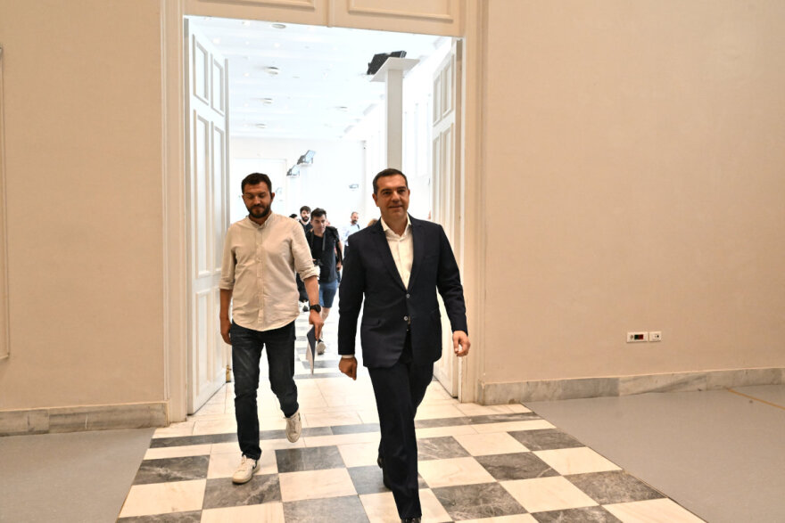 ΣΥΡΙΖΑ: Οι πέντε που συνόδευσαν τον Τσίπρα στο «αντίο» - Δείτε βίντεο