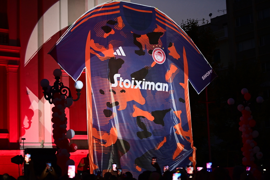 Ολυμπιακός: Παρουσιάστηκαν οι εντυπωσιακές νέες φανέλες 