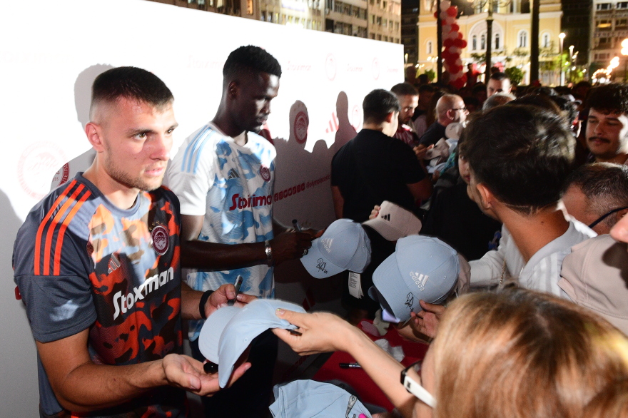 Ολυμπιακός: Παρουσιάστηκαν οι εντυπωσιακές νέες φανέλες 