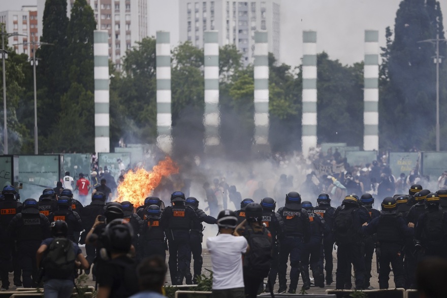 Γαλλία: Συγκρούσεις στο Παρίσι σε πορεία για τον 17χρονο Ναέλ που σκοτώθηκε από αστυνομικά πυρά