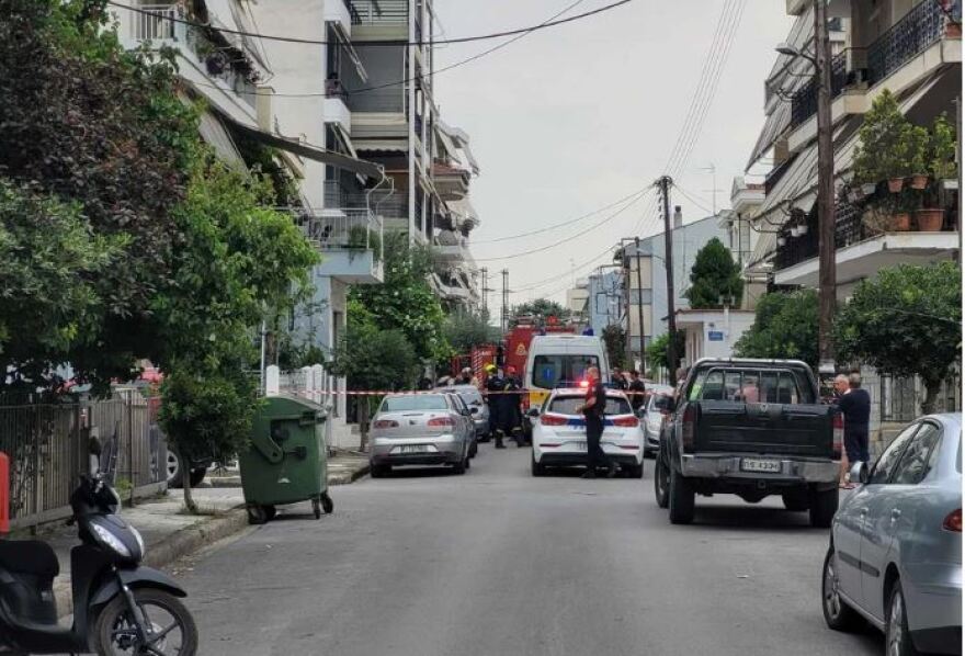 Τραγωδία στη Λάρισα: Πατέρας δύο παιδιών αυτοπυρπολήθηκε και έπεσε στο κενό - Βίντεο