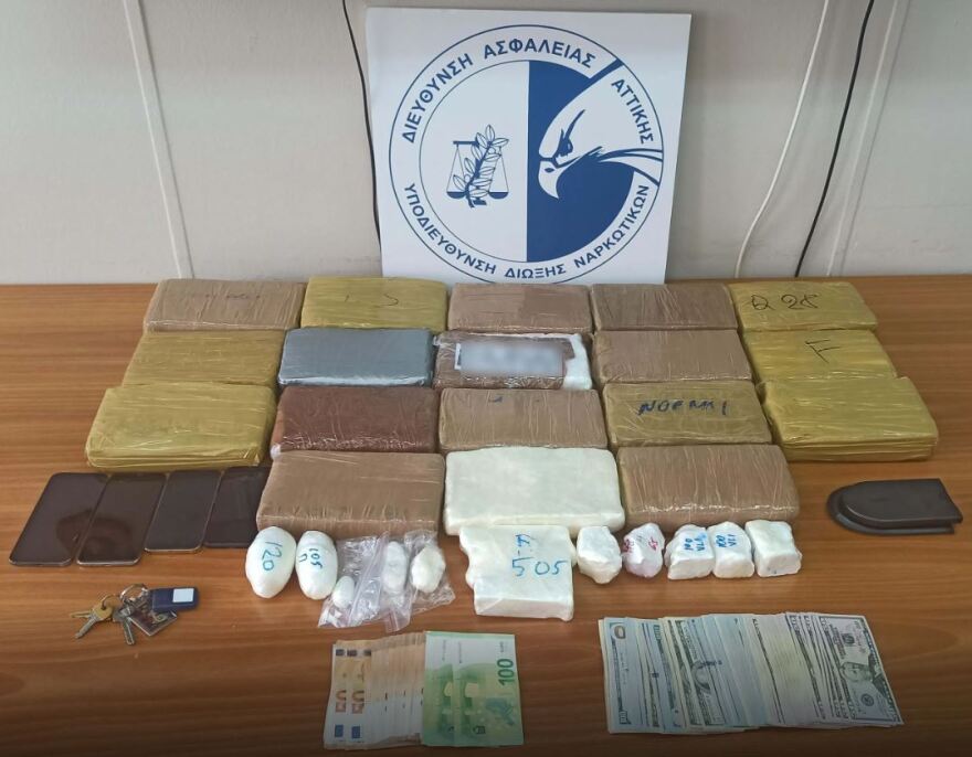 Χαλάνδρι: Συνελήφθη 47χρονος με πάνω από 21 κιλά κοκαΐνης, τα έκρυβε στο καντράν του αυτοκινήτου - Δείτε βίντεο