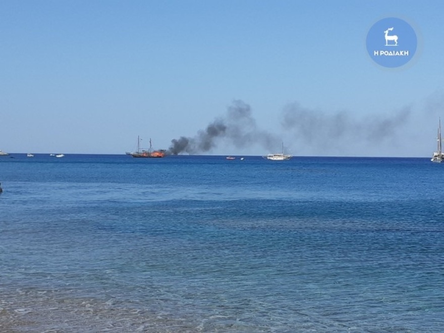 Καταστράφηκε ολοσχερώς το τουριστικό πλοιάριο στη Ρόδο - Στα ξενοδοχεία τους μεταφέρθηκαν οι επιβάτες (βίντεο)