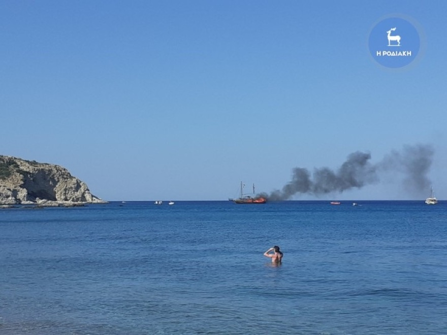 Καταστράφηκε ολοσχερώς το τουριστικό πλοιάριο στη Ρόδο - Στα ξενοδοχεία τους μεταφέρθηκαν οι επιβάτες (βίντεο)