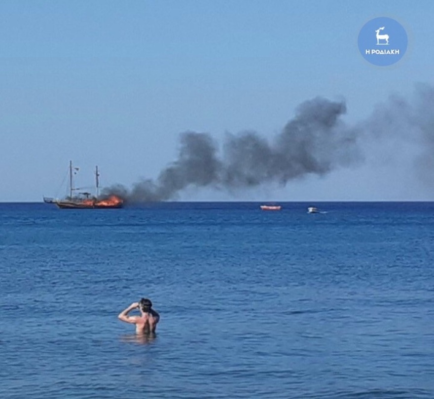 Καταστράφηκε ολοσχερώς το τουριστικό πλοιάριο στη Ρόδο - Στα ξενοδοχεία τους μεταφέρθηκαν οι επιβάτες (βίντεο)