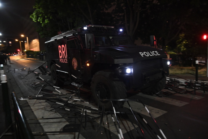 Επεισόδια στη Γαλλία: Ο Μακρόν κατεβάζει τεθωρακισμένα στους δρόμους και καλεί τους γονείς να μαζέψουν τα παιδιά τους