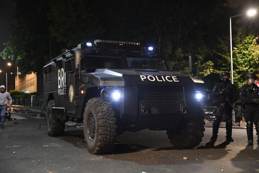 Επεισόδια στη Γαλλία: Ο Μακρόν κατεβάζει τεθωρακισμένα στους δρόμους και καλεί τους γονείς να μαζέψουν τα παιδιά τους