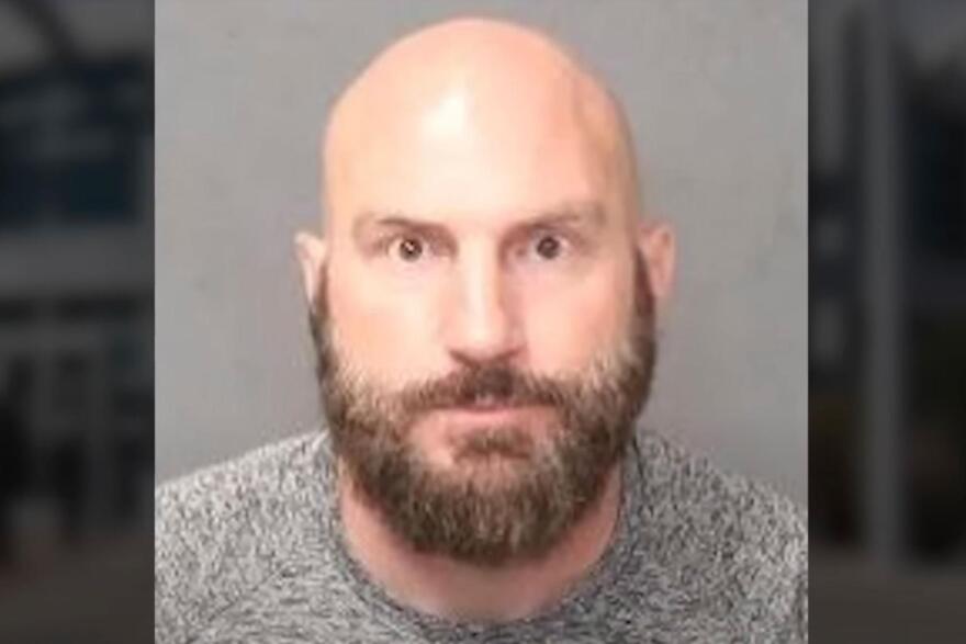 ΗΠΑ: Η στιγμή που παιδοβιαστής συλλαμβάνεται να οδηγεί μεθυσμένος με 6 παιδιά στο αμάξι του