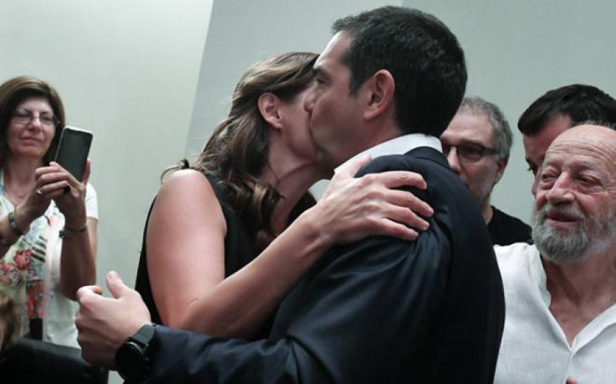 Η Μπέτυ Μπαζιάνα στο πλευρό του Αλέξη Τσίπρα από τα μαθητικά τους χρόνια μέχρι την παραίτηση