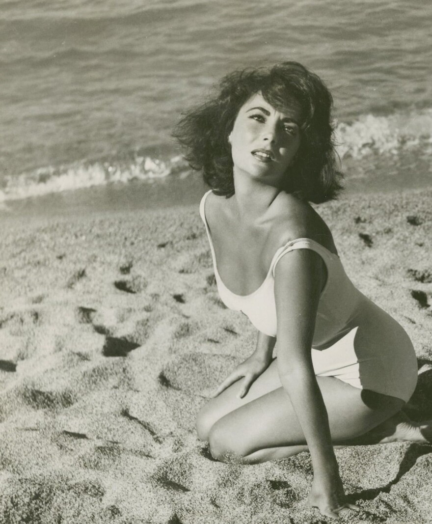 Από τη Μέριλυν Μονρόε στη Χάλι Μπέρι: Τα πιο εμβληματικά μαγιό στην ιστορία του κινηματογράφου