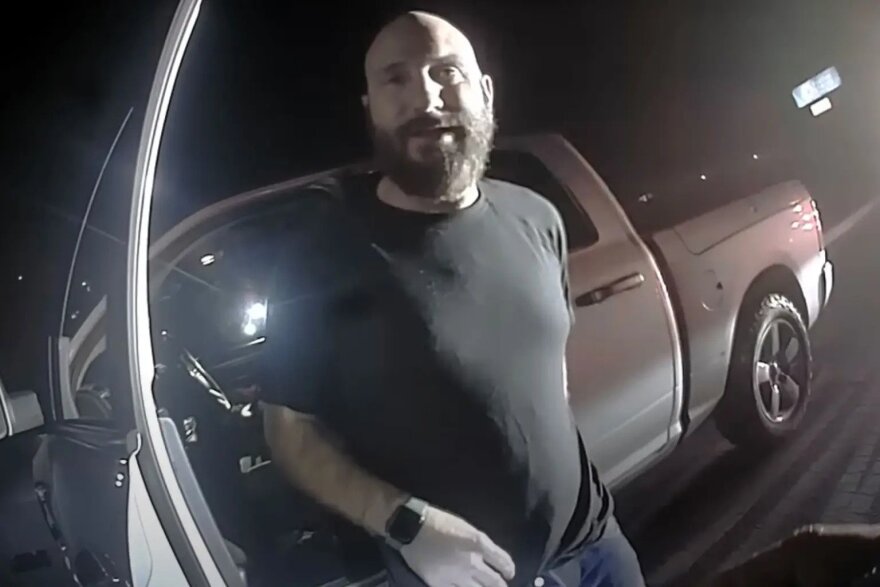 ΗΠΑ: Η στιγμή που παιδοβιαστής συλλαμβάνεται να οδηγεί μεθυσμένος με 6 παιδιά στο αμάξι του