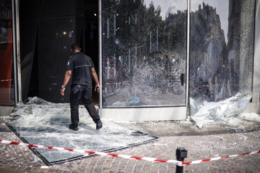 Γαλλία: Χάος για τέταρτη νύχτα - 45.000 αστυνομικοί και τεθωρακισμένα στους δρόμους