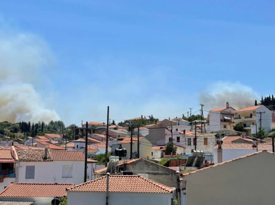 Φωτιά στη Σάμο, στη «μάχη» τρία ελικόπτερα και δύο αεροσκάφη - Δείτε φωτογραφίες