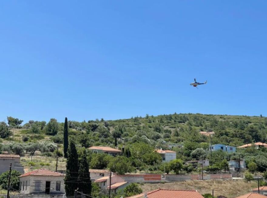 Φωτιά στη Σάμο, στη «μάχη» τρία ελικόπτερα και δύο αεροσκάφη - Δείτε φωτογραφίες