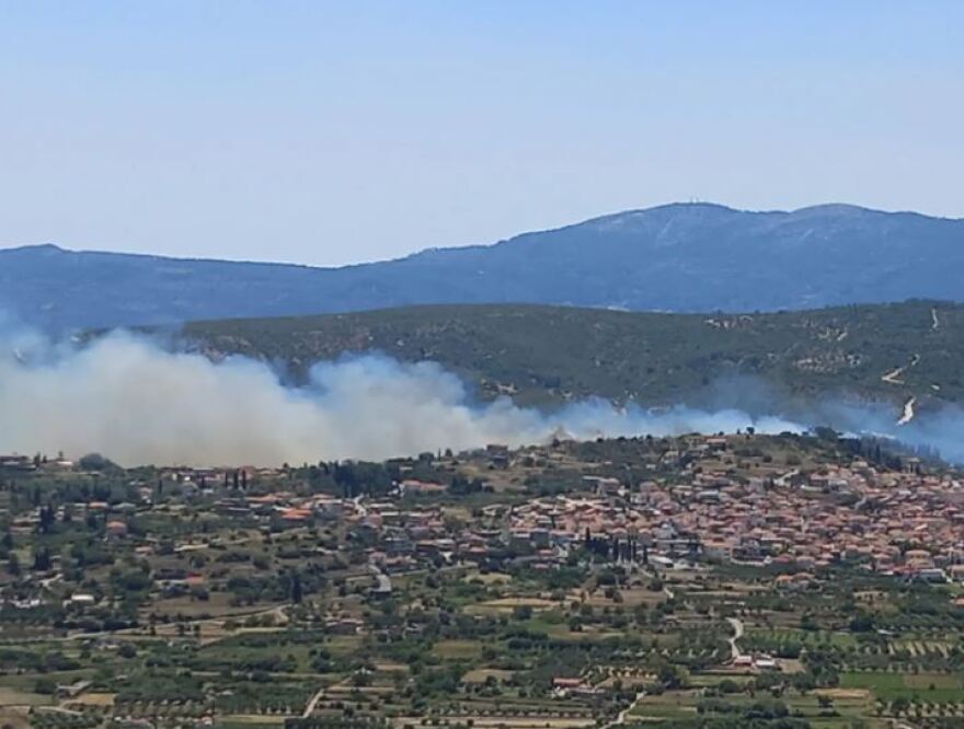 Φωτιά στη Σάμο, στη «μάχη» τρία ελικόπτερα και δύο αεροσκάφη - Δείτε φωτογραφίες