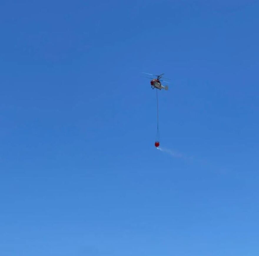 Φωτιά στη Σάμο, στη «μάχη» τρία ελικόπτερα και δύο αεροσκάφη - Δείτε φωτογραφίες