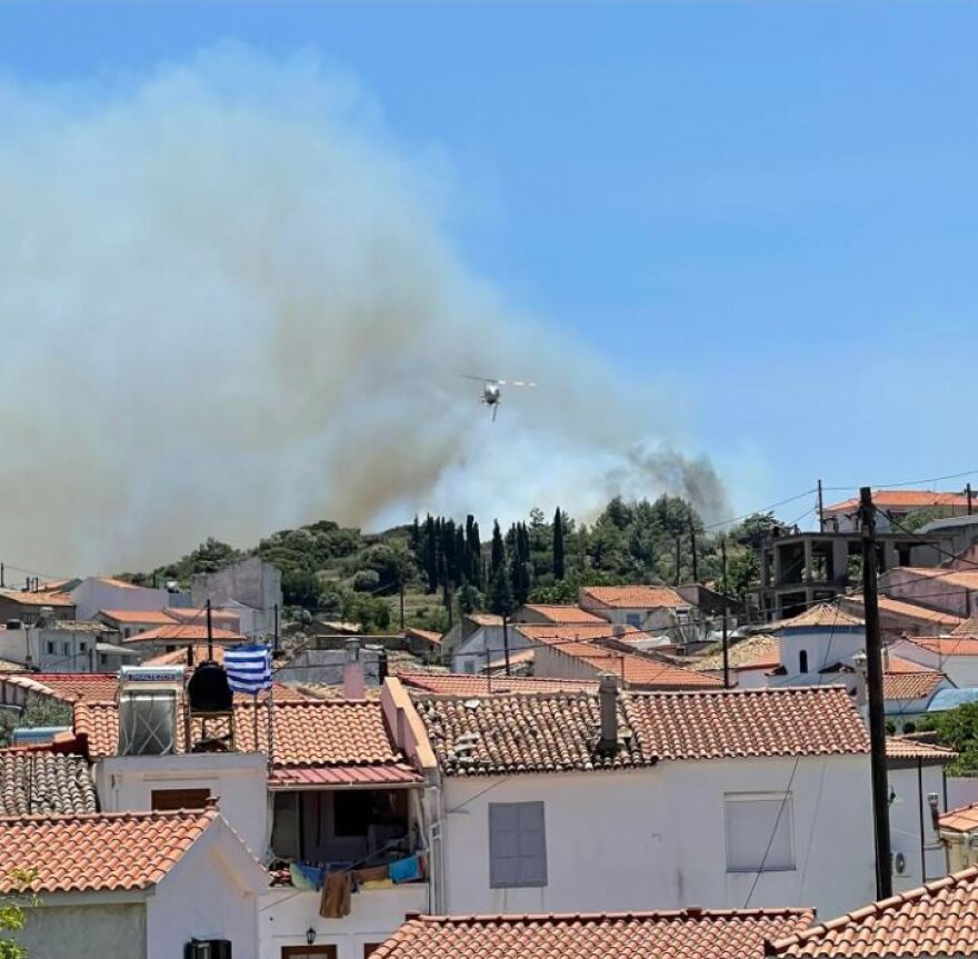 Φωτιά στη Σάμο, στη «μάχη» τρία ελικόπτερα και δύο αεροσκάφη - Δείτε φωτογραφίες