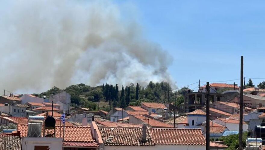 Φωτιά στη Σάμο, στη «μάχη» τρία ελικόπτερα και δύο αεροσκάφη - Δείτε φωτογραφίες