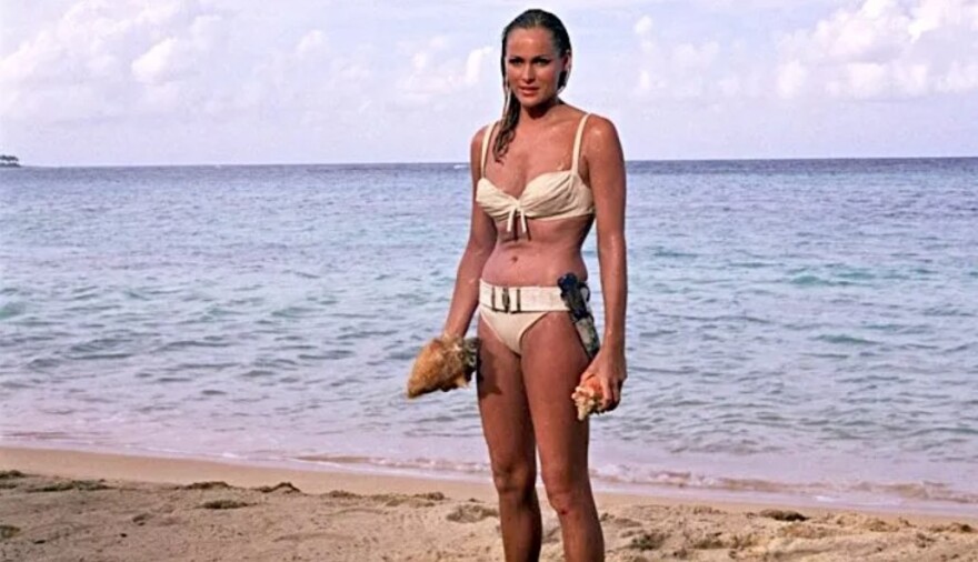 Από τη Μέριλυν Μονρόε στη Χάλι Μπέρι: Τα πιο εμβληματικά μαγιό στην ιστορία του κινηματογράφου