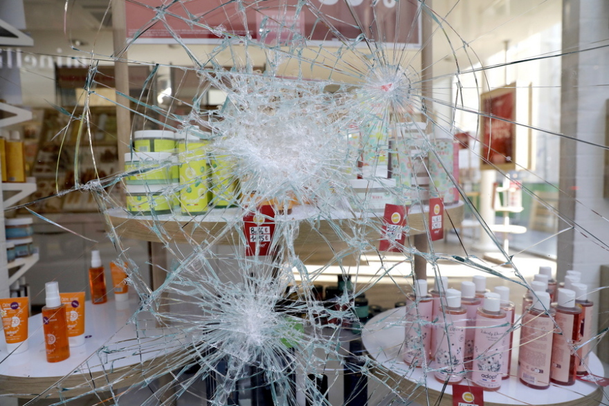 Γαλλία: Η μεγάλη εξέγερση των ανηλίκων - Με δύο χρόνια φυλακή απειλεί τους γονείς η κυβέρνηση