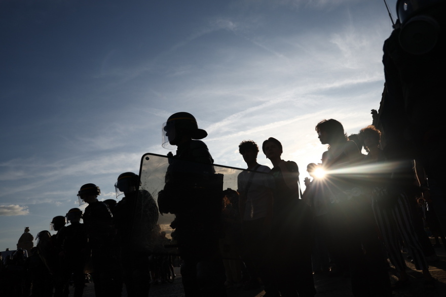 Σε κατάσταση πολιορκίας η Γαλλία - 45.000 αστυνομικοί ξανά στους δρόμους