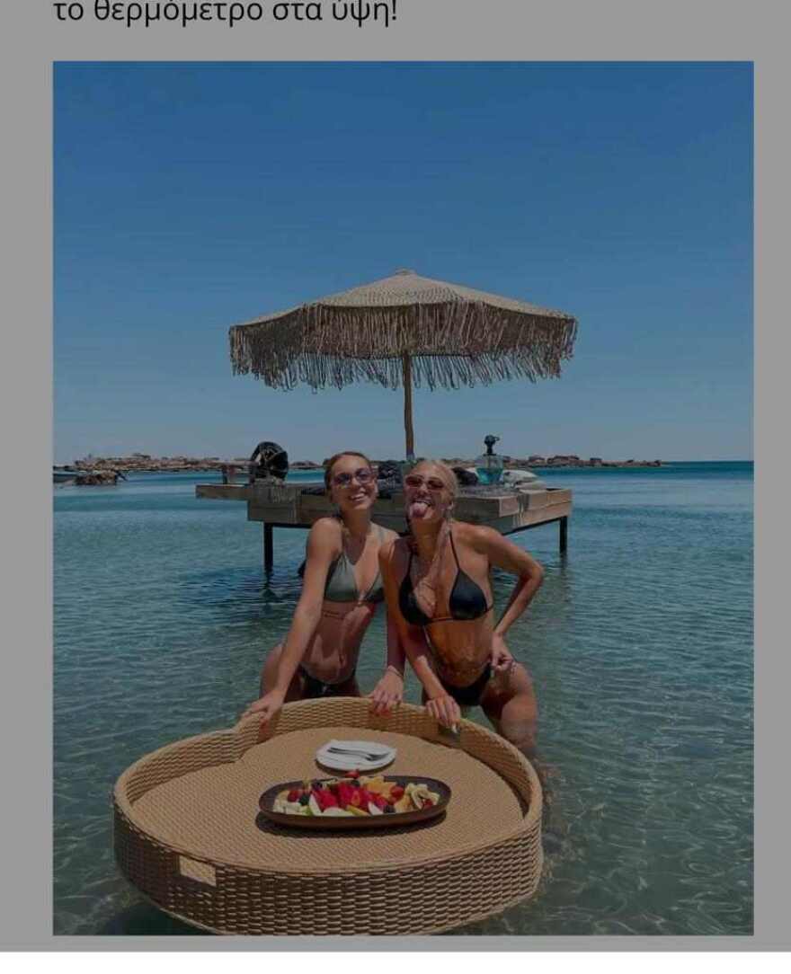 Ρόδος: «Παίρνει 3.000 ευρώ τον μήνα», λέει ο ιδιοκτήτης του beach bar για τον εργαζόμενο που σερβίρει μέσα στη θάλασσα 