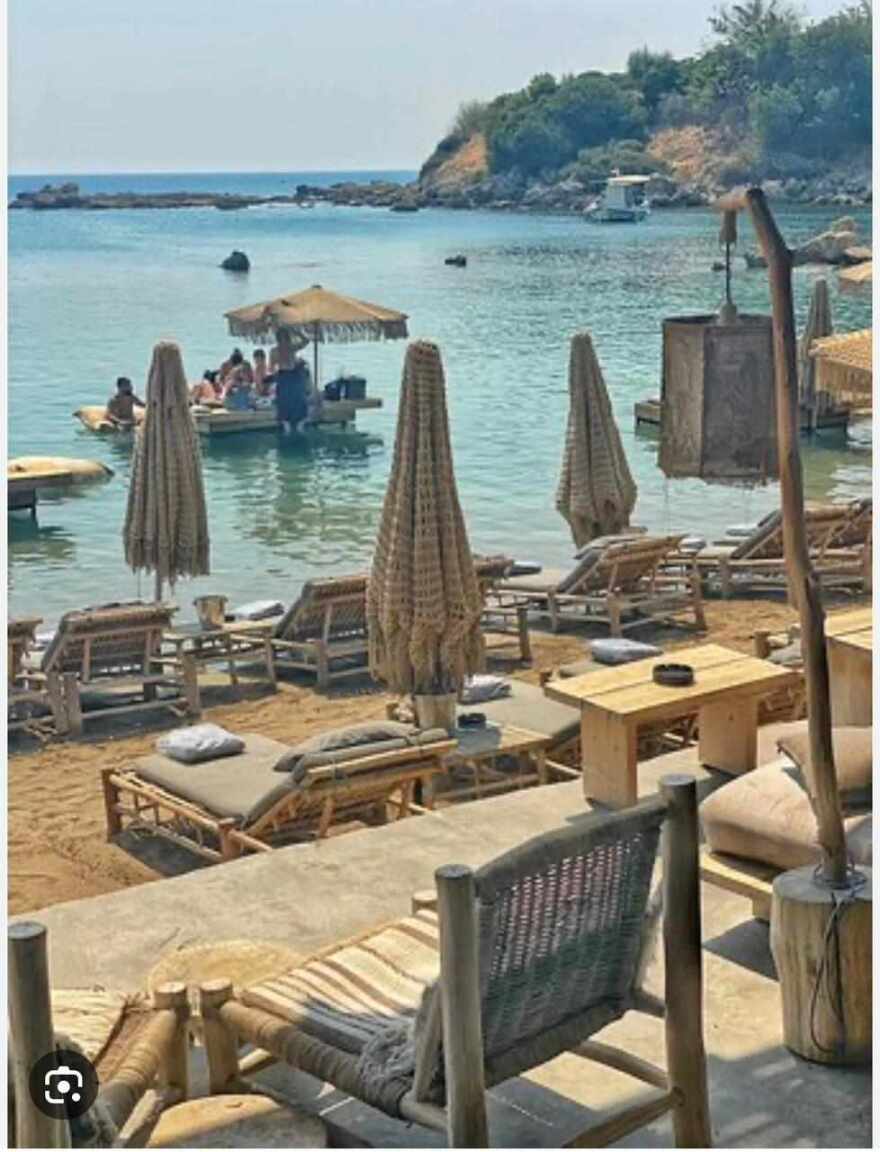 Ρόδος: «Παίρνει 3.000 ευρώ τον μήνα», λέει ο ιδιοκτήτης του beach bar για τον εργαζόμενο που σερβίρει μέσα στη θάλασσα 