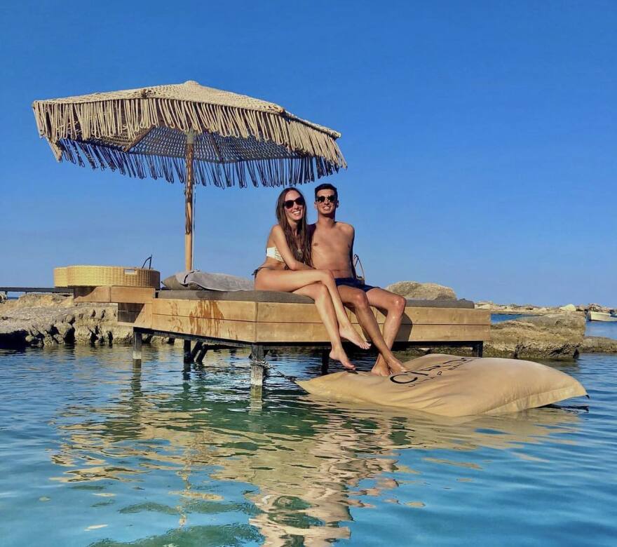 Ρόδος: «Παίρνει 3.000 ευρώ τον μήνα», λέει ο ιδιοκτήτης του beach bar για τον εργαζόμενο που σερβίρει μέσα στη θάλασσα 