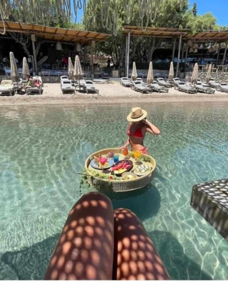 Ρόδος: «Παίρνει 3.000 ευρώ τον μήνα», λέει ο ιδιοκτήτης του beach bar για τον εργαζόμενο που σερβίρει μέσα στη θάλασσα 