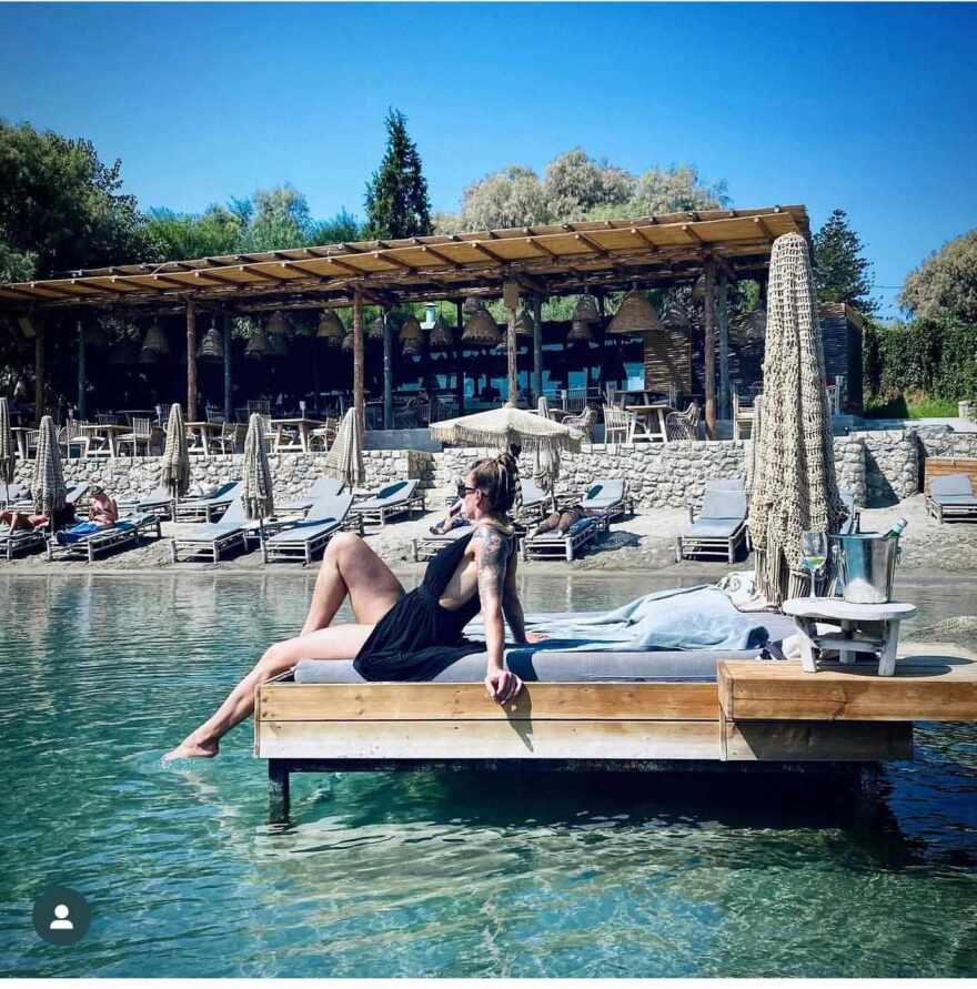 Ρόδος: «Παίρνει 3.000 ευρώ τον μήνα», λέει ο ιδιοκτήτης του beach bar για τον εργαζόμενο που σερβίρει μέσα στη θάλασσα 