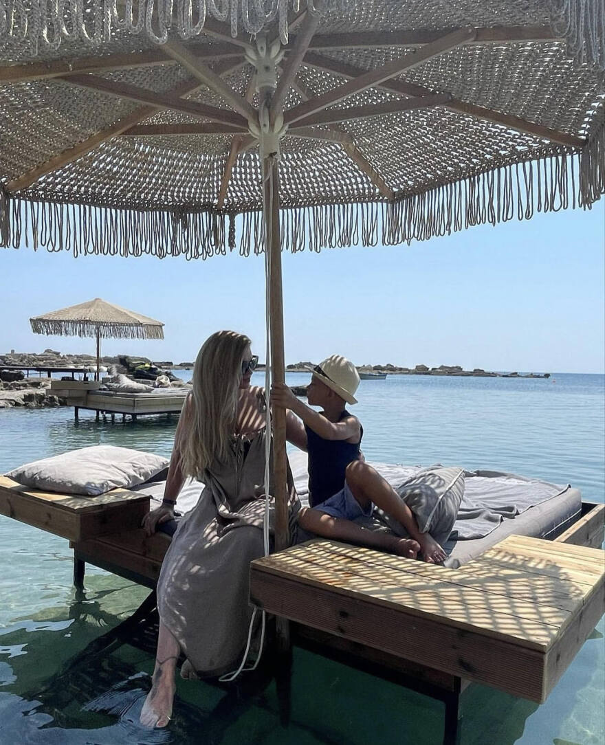 Ρόδος: «Παίρνει 3.000 ευρώ τον μήνα», λέει ο ιδιοκτήτης του beach bar για τον εργαζόμενο που σερβίρει μέσα στη θάλασσα 