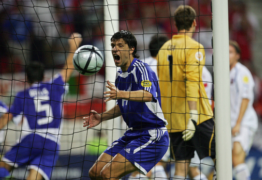 «Μπροστά απ' το τέρμα του Τσεχ, χαμηλά πολύ... ΓΚΟΛ»: Σαν σήμερα η Ελλάδα περνούσε στον τελικό του Euro 2004