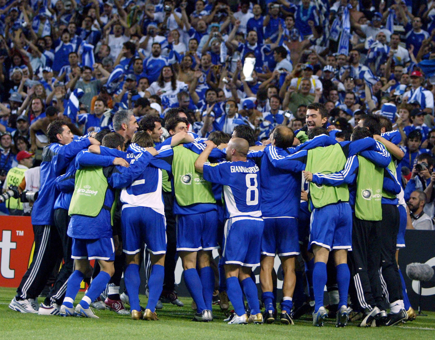 «Μπροστά απ' το τέρμα του Τσεχ, χαμηλά πολύ... ΓΚΟΛ»: Σαν σήμερα η Ελλάδα περνούσε στον τελικό του Euro 2004