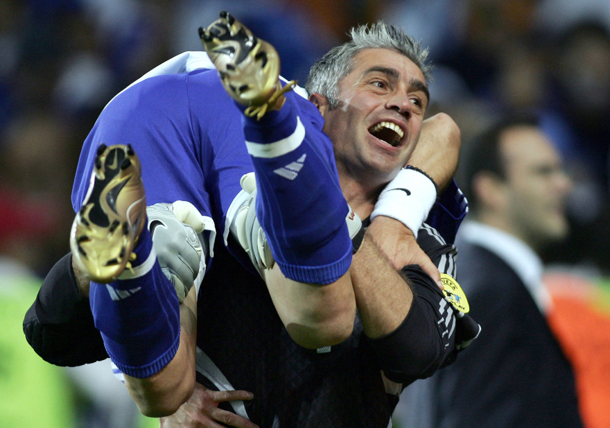 «Μπροστά απ' το τέρμα του Τσεχ, χαμηλά πολύ... ΓΚΟΛ»: Σαν σήμερα η Ελλάδα περνούσε στον τελικό του Euro 2004