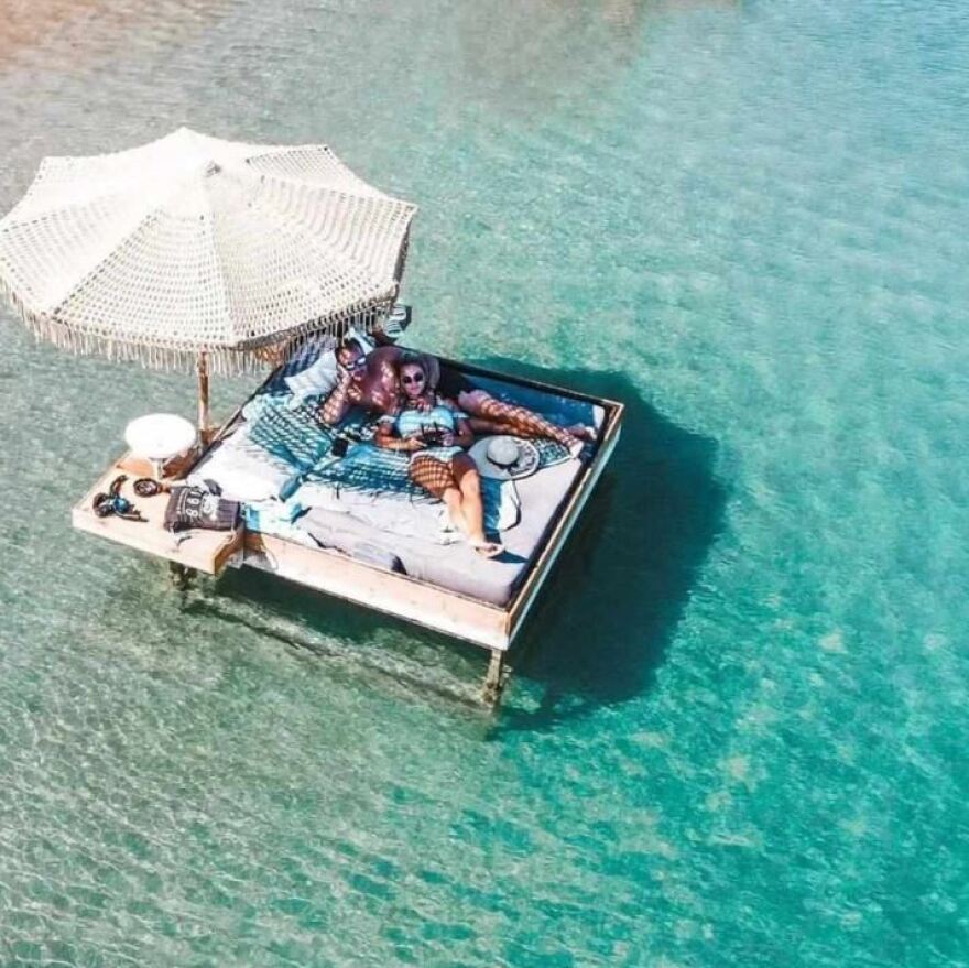 Ρόδος: «Παίρνει 3.000 ευρώ τον μήνα», λέει ο ιδιοκτήτης του beach bar για τον εργαζόμενο που σερβίρει μέσα στη θάλασσα 