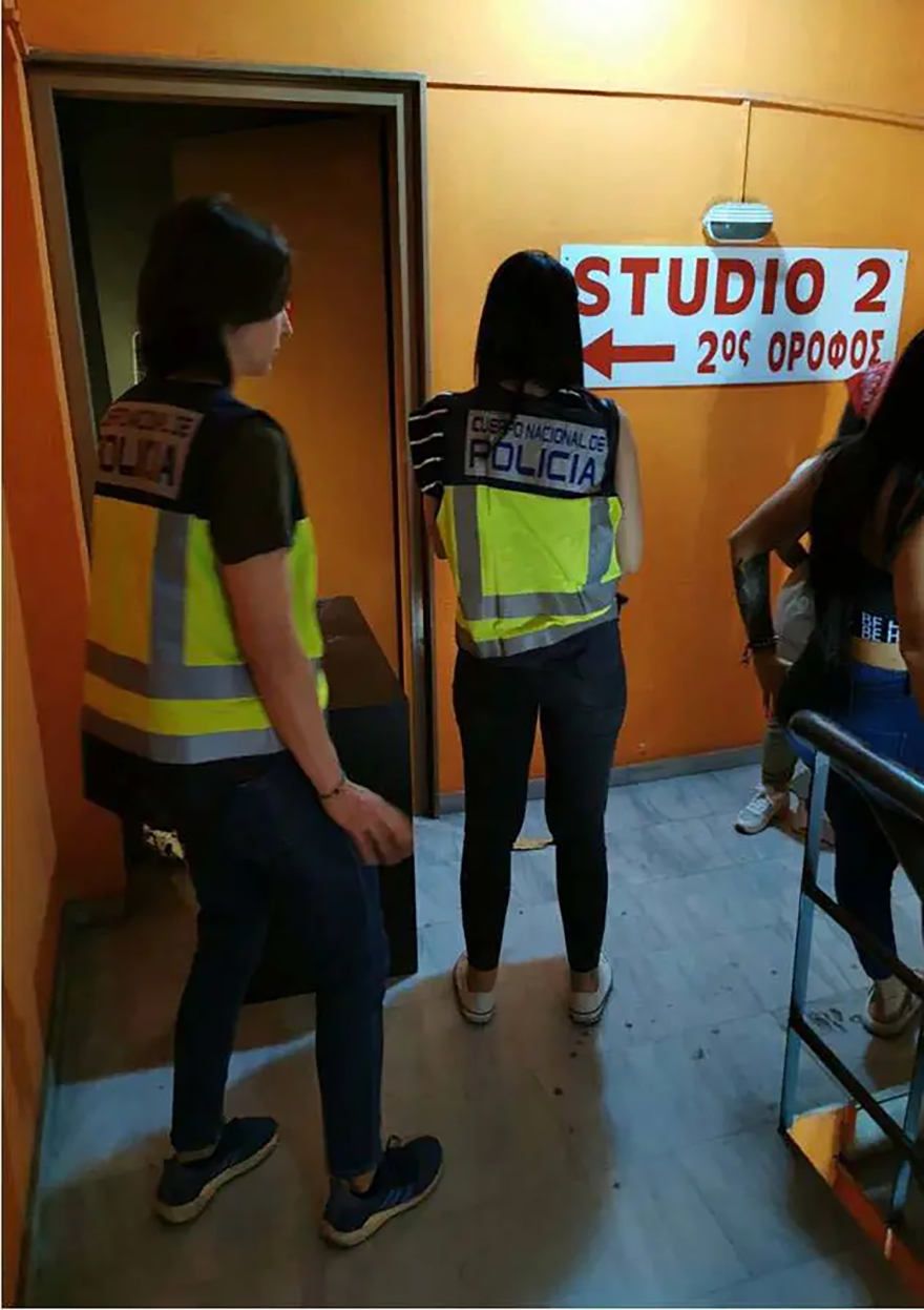 Εξαρθρώθηκε κύκλωμα trafficking: Με ξυλοδαρμούς, βασανιστήρια και απειλές εξέδιδαν 51 γυναίκες από τη Λατινική Αμερική  