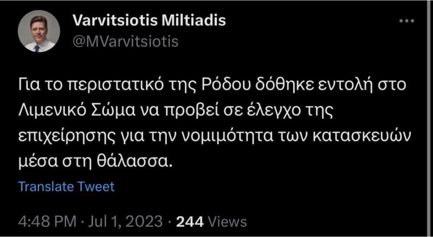 Ρόδος: «Παίρνει 3.000 ευρώ τον μήνα», λέει ο ιδιοκτήτης του beach bar για τον εργαζόμενο που σερβίρει μέσα στη θάλασσα 