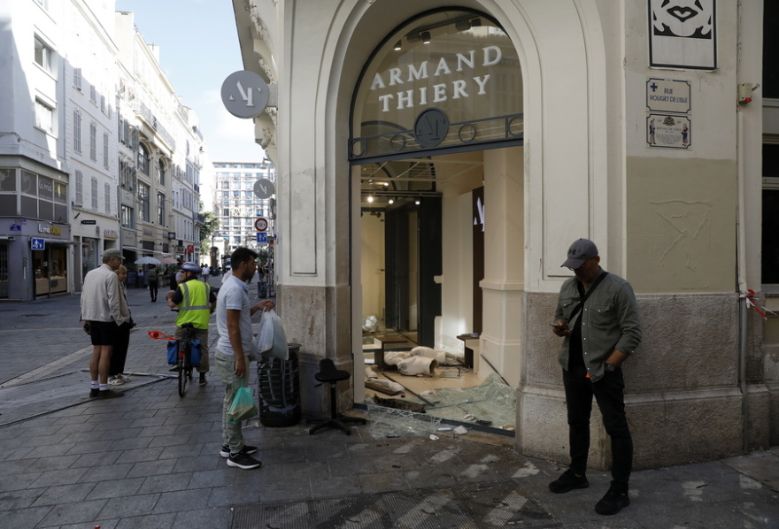 Γαλλία: Συγκρούσεις και δακρυγόνα σε Μασσαλία και Λυών, «ηρεμία» στο Παρίσι την 5η νύχτα των ταραχών