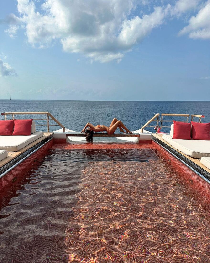 Ιζαμπέλ Γκουλάρτ: Κάνει γυμναστική πάνω σε πολυτελές σκάφος