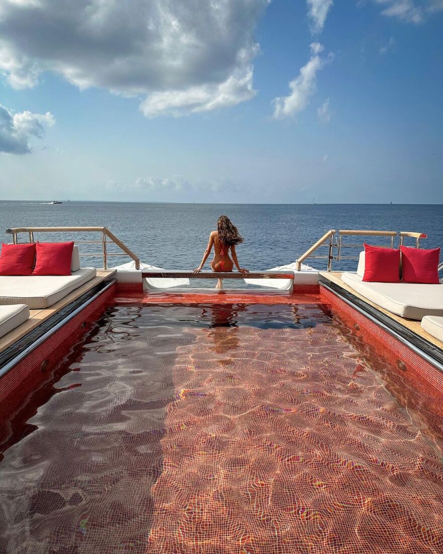 Ιζαμπέλ Γκουλάρτ: Κάνει γυμναστική πάνω σε πολυτελές σκάφος