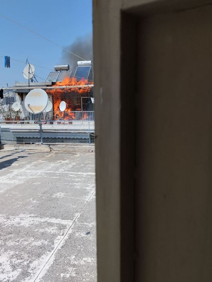 Φωτιά σε πολυκατοικία στου Ζωγράφου - Ένας ένοικος στο νοσοκομείο 